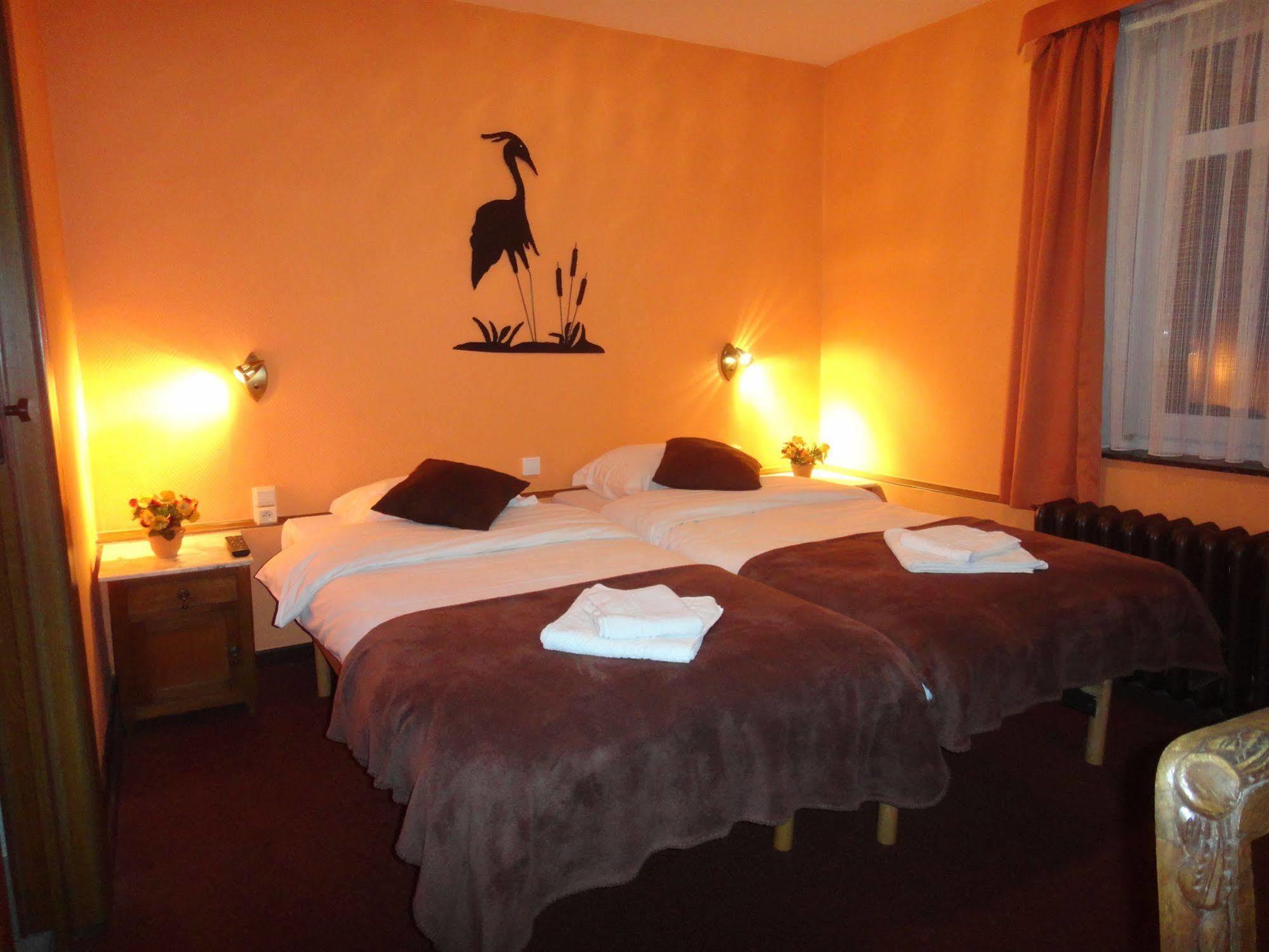 Hotel Cobut Falaën Buitenkant foto